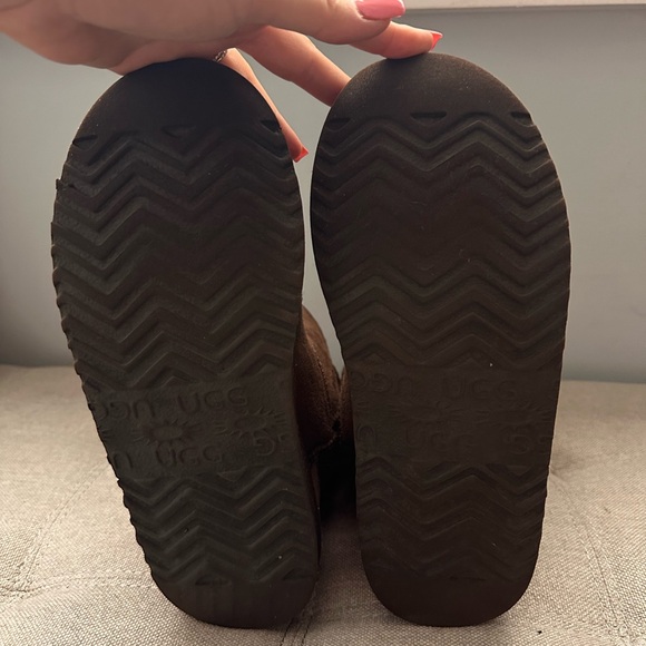 UGG Women’s/Big Kid Classic Short in Chocolate Brown - Picture 5 of 5